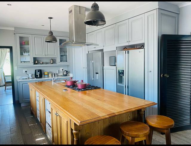 6 BEDROOM HOUSE FOR SALE IN BEVERLEY HILLS